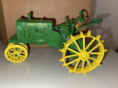 Ertl 1930 John Deere Model P Tractor 1995 Two-Cylinder Club 1/16 Special Edition - Image 1 of 4