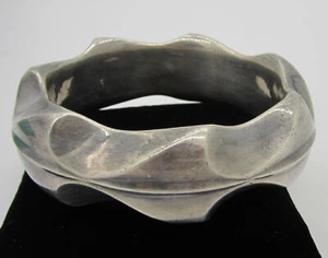 Estate Vintage Thick Brushed Sterling Silver Scalloped 62.8 Gram Bangle Bracelet - Picture 1 of 6