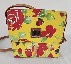 Bolso Bandolera Dooney & Bourke Cuero Amarillo Floral Rosas 7x7 Correa Ajustable - Imagen 1 de 9