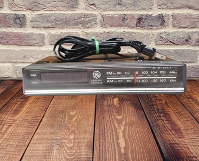 Radio despertador digital electrónico GE General Electric 7-4624 FM/AM de colección Foto 1 de 4