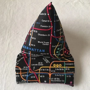 CELL PHONE HOLDER - CLOTH MAP of NYC STREETS - WEDGE SHAPE with BEAN BAG BASE - Photo 1 sur 3