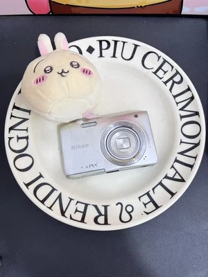 Nikon COOLPIX S2800 Digital Camera 5x Optical Zoom 20.0MP Silver Color - Image 1 of 4