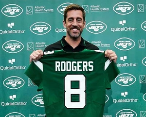 Aaron Rodgers Signing Holds Up Jersey New York Jets 8x10 NFL Football Photo - Picture 1 of 1