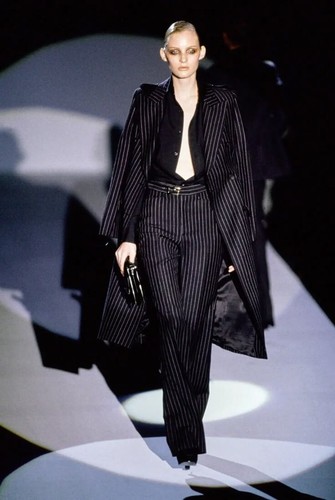 Cappotto doppiopetto Gucci by Tom Ford autunno inverno 1996 passerella gessato