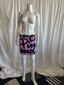 90er MOSCHINO Cheap and Chic seltener rosa Minirock mit schwarzen Aufschriften IT 44 - Bild 1 von 6