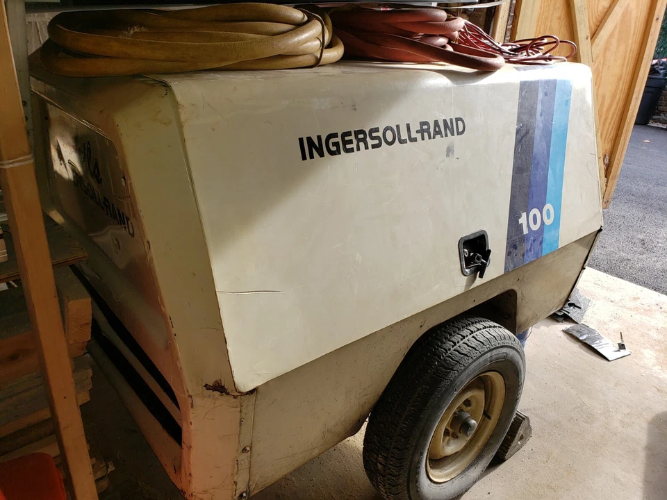 Compresor de aire remolcable diésel Ingersoll Rand construcción de martillos Foto 1 de 4