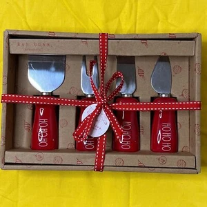 Rae Dunn 4-teiliges Weihnachtskäsespreader Set HO HO Neu im Karton Wurstwaren - Bild 1 von 4