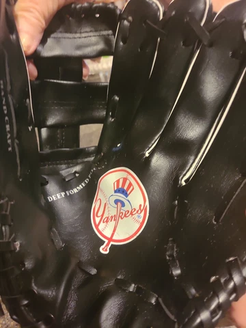 New York Yankees Black Baseball Glove MBNA Baseball Souvenir MLB Sports item Cover