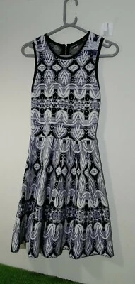 KAREN MILLEN БЕЛЫЙ СИНИЙ ЧЕРНЫЙ ВЫШИТЫЙ ВИД ФИГУРИСТ ПЛАТЬЕ UK МАЛЕНЬКИЙ - Изображение 1 из 4