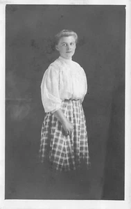 DE COLECCIÓN RPPC MUJER EN FALDA A CUADROS DEVILS LAKE ND FOTO REAL POSTAL 83122 R - Imagen 1 de 2