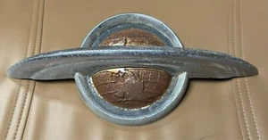 Oldsmobile Olds Super 88 Eighty Eight 1951 emblema/adorno de capó 560055 usado 51 - Imagen 1 de 5