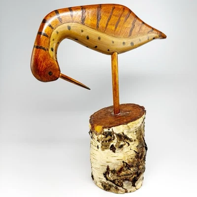 Escultura de pájaro de madera tallada a mano tocón de árbol pintado a mano firmado arte popular 1981 Foto 1 de 4