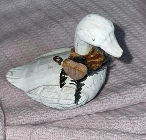 Weiß bemalte geschnitzte Keramik Ente Gans Ornament Mittlerer Westen mit einem Herz - Bild 1 von 7