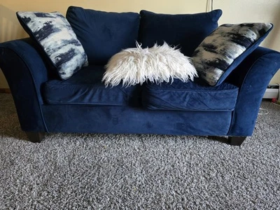 TÍTULO: Juego de sofá y sofá de terciopelo azul marino casi nuevo (14 Mos Old) - Almohadas incluidas Foto 1 de 2