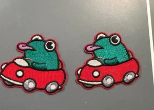 2er Pack Bügelbild lustiger Frosch im Auto herausragende Zunge Patch bestickt - Bild 1 von 4