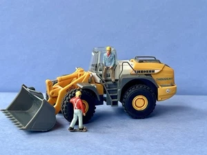 HO 1:87 Herpa # 148122 Liebherr L 580 Wheeled Loader w/ two 1:87 constr. workers - Picture 1 of 21