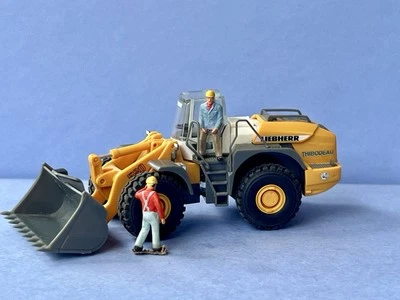 HO 1:87 Herpa # 148122 Liebherr L 580 Wheeled Loader w/ two 1:87 constr. workers - Image 1 of 4