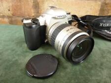 Un bel appareil photo reflex 35 mm vintage Pentax MZ-30 Pentax-FA 1:3,5-5,6 28-80 mm
