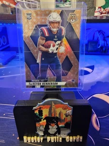 2025 Mosaic Football Honey Comb CASE HIT TreVEYON HENDERSON RC #325 - Picture 1 of 13