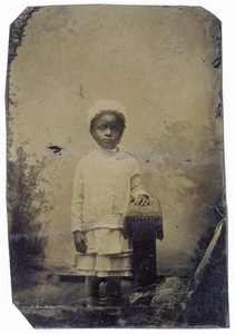 SÜSSES AFROAMERIKANISCHES MÄDCHEN AUGEN ABGEWANDT SCHWARZE GESCHICHTE FARBFOTO - Bild 1 von 1