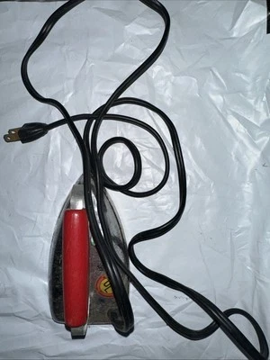 Plancha de juguete de aluminio para niños Dolly Dell vintage con mango y cable de madera roja. Foto 1 de 4