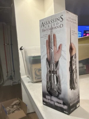 Guantelete de acción de primavera Assassin's Creed Brotherhood Ezio Auditore COSPLAY CIB Foto 1 de 4