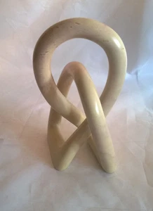 Große Speckstein Liebesknoten Skulptur (6 Zoll) - Bild 1 von 4