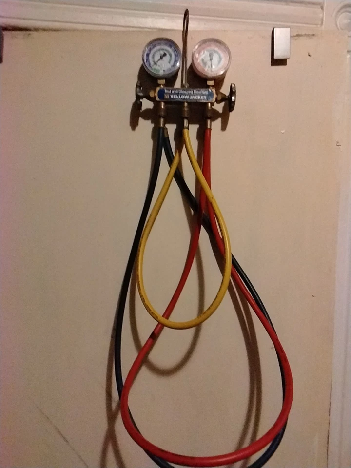 Estación de prueba y carga Yellow Jacket Manifold de 3 puertos Foto 1 de 1