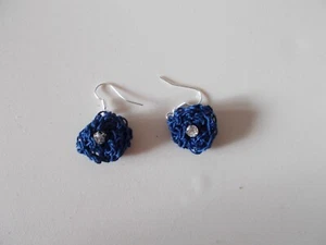 Handgefertigte gehäkelte Rose Blume marineblaue Ohrringe mit Kristallen - Bild 1 von 1