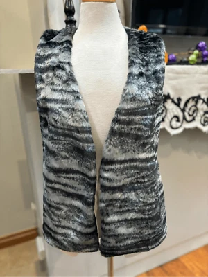 Forever 21 4 faux fur animal print black white open front lined vest w-side pock - Image 1 of 4