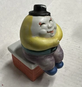 VINTAGE Humpty Dumpty Sitting On Wall Salt AND Pepper Shakers MADE IN CHINA - Picture 1 of 8