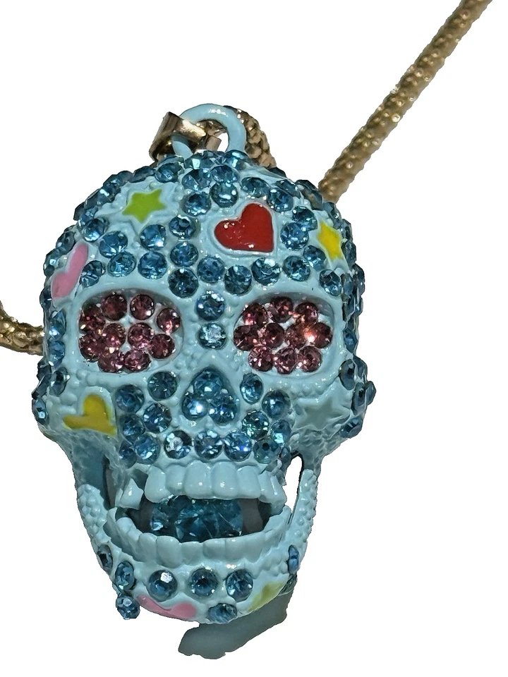 BETSEY JOHNSON BEBÉ CALAVERA DE AZÚCAR AZUL CRISTALES MULTICOLORES Y COLGANTE ESMALTADO Foto 1 de 4