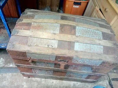 Antiguo baúl trasero camello muy probablemente de la década de 1800 -32" x 20" x 25" ¡Muy genial! Foto 1 de 3