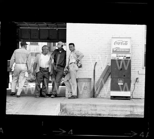 Máquina de latas de refresco Coca-Cola 1965 garaje Manhattan Nueva York foto negativa antigua de 35 mm A14 - Imagen 1 de 1
