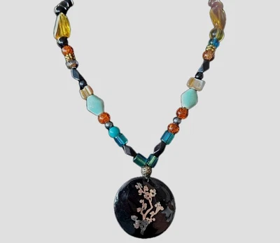 彩色丙烯酸串珠项链黑色花卉吊坠 26L — 第 1/4 张图片