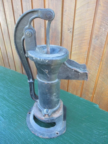 VINTAGE OLD Cast Iron Hand PITCHER WATER PUMP Measures 16" High DECORATION Cover