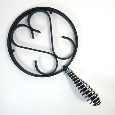 ¿Vintage? Remache de hierro forjado Mid-Century diseño de desplazamiento de 8 pulgadas de diámetro Foto 1 de 4