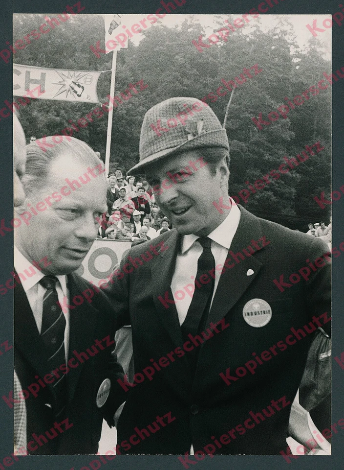 orig. Foto Rennfahrer Wolfgang Graf Berghe von Trips als Zuschauer Solitude 1961 - Bild 1 von 2