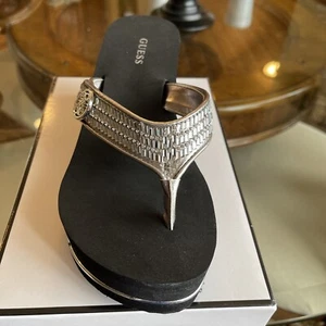 NEW WOMEN'S GUESS BLACK PEWTER RHINESTONES FLIP FLOPS WEDGE SARRALY SIZE 8 - Picture 1 of 5