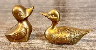 Par de pisapapeles de latón vintage de peso pesado fondo de terciopelo bronce envejecido Foto 1 de 4