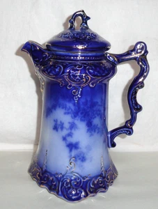 Antica cioccolatiera Flow Blue Labelle con coperchio ~ Wheeling Pottery La Belle ~ Leggi - Foto 1 di 20