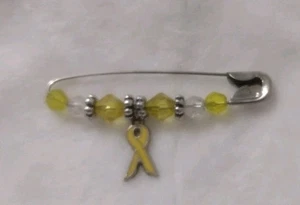 De colección. Broche colgante de cuentas con pasador de cinta Hope esmaltado amarillo hecho a mano - Imagen 1 de 2