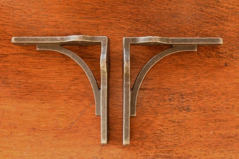 A PAIR OF SMALL SOLID IRON INDUSTRIAL ARCHED BRACKETS SHELF BRACKET RETRO CR12 Cover