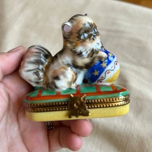 Limoges Boxes Cat w/ Yarn Limoges Box Porcelain Figurine signed - Picture 1 of 10