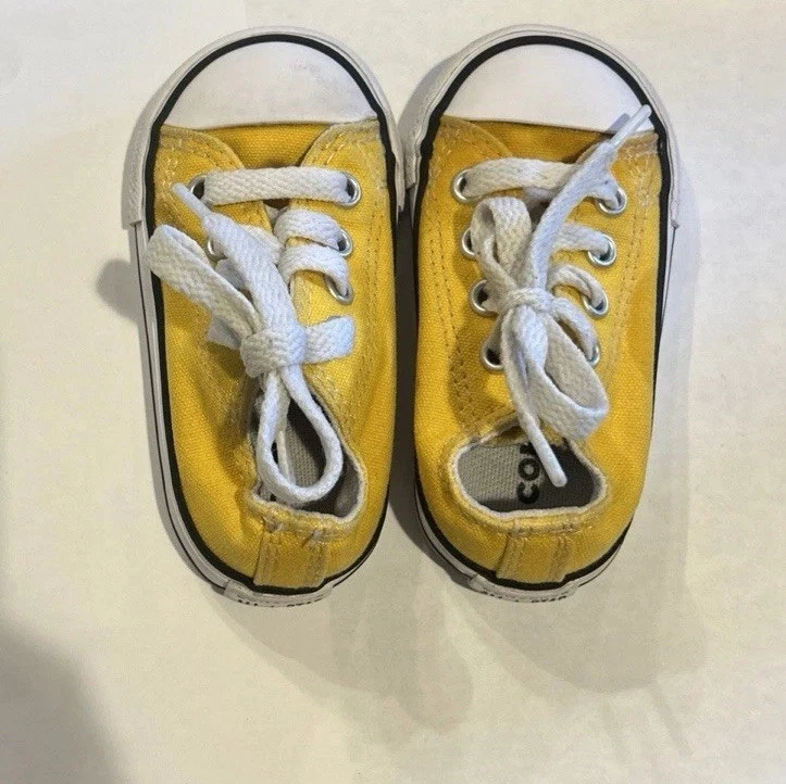Converse bebé/niño pequeño talla 4 amarillo niño o niña Foto 1 de 4
