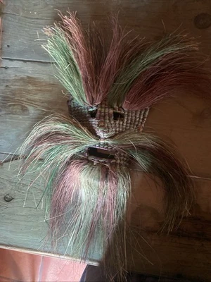 Máscara de paja, hecha a mano, con tonos bajos verdes Foto 1 de 2