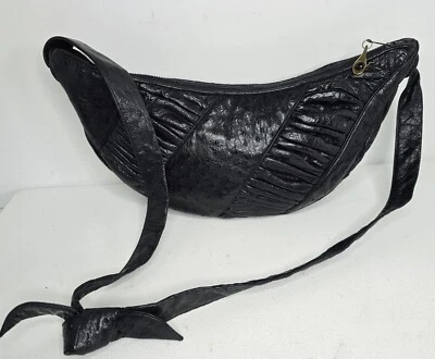 Bolso de hombro vintage Judith Leiber de cuero de avestruz negro en forma de media luna Foto 1 de 4