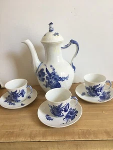 Royal Copenhagen geflochtene blaue Blumen Porzellan Kaffeekanne & Deckel 10/1517 - 3 Tassen - Bild 1 von 9