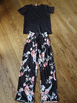 Flora Nikrooz Short sleeves top&pants  2pcs Pajama Set black floral size XS - Image 1 of 4