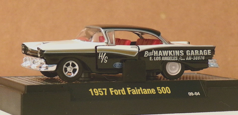 Ford Fairlane 500 1957... arrastre automático... garaje Bud Hawkins... máquinas M2... 1:64 Foto 1 de 4